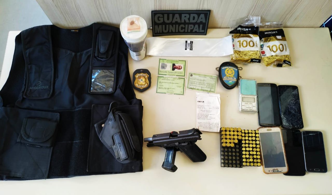 Itens apreendidos durante a prisão do suspeito (Foto: Taynara Nascimento)