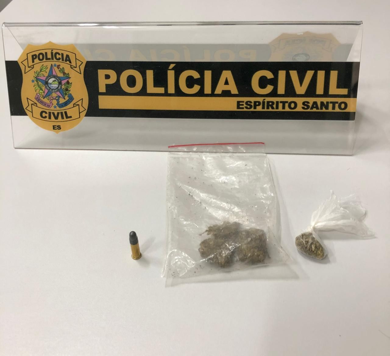 No apartamento foram encontradas uma munição calibre 22 e duas porções de maconha para uso compartilhado (Foto: Divulgação/Polícia Civil ES)