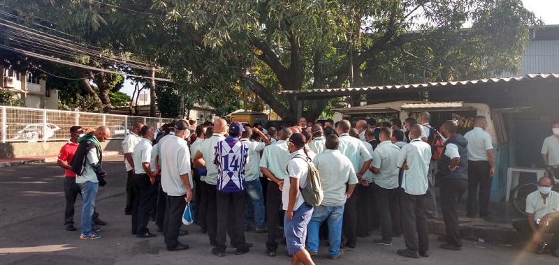 Assembleia dos rodoviários em frente à empresa Unimar, na Serra. (Foto: Divulgação)