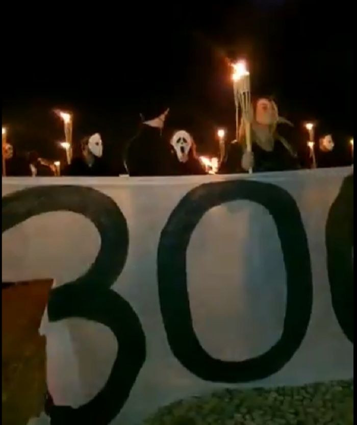 Participantes do ato com tochas e máscaras (Foto: Reprodução vídeo Twitter)