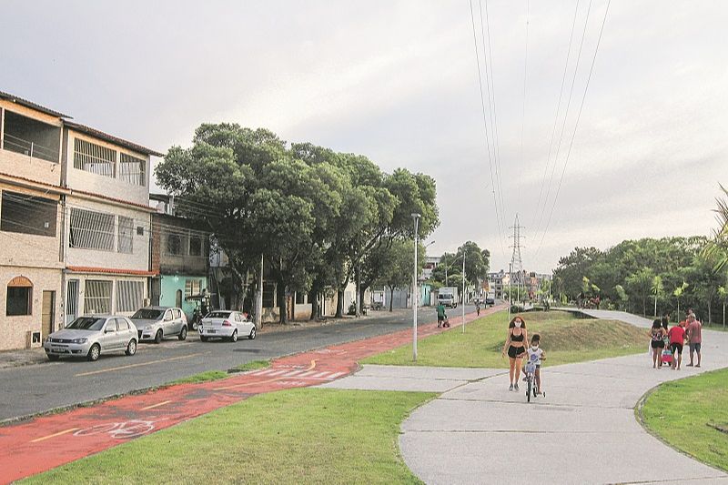Moradores, com crianças, em área de lazer do bairro Jabour, que tem maior taxa de incidência de Covid-19 (Foto: Beto Morais/ AT)