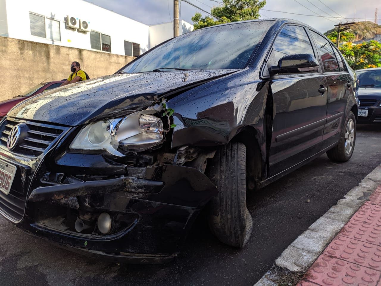 O carro do técnico, um Volkswagen Polo preto, estava estacionado na rua (Foto: Júlia Afonso)