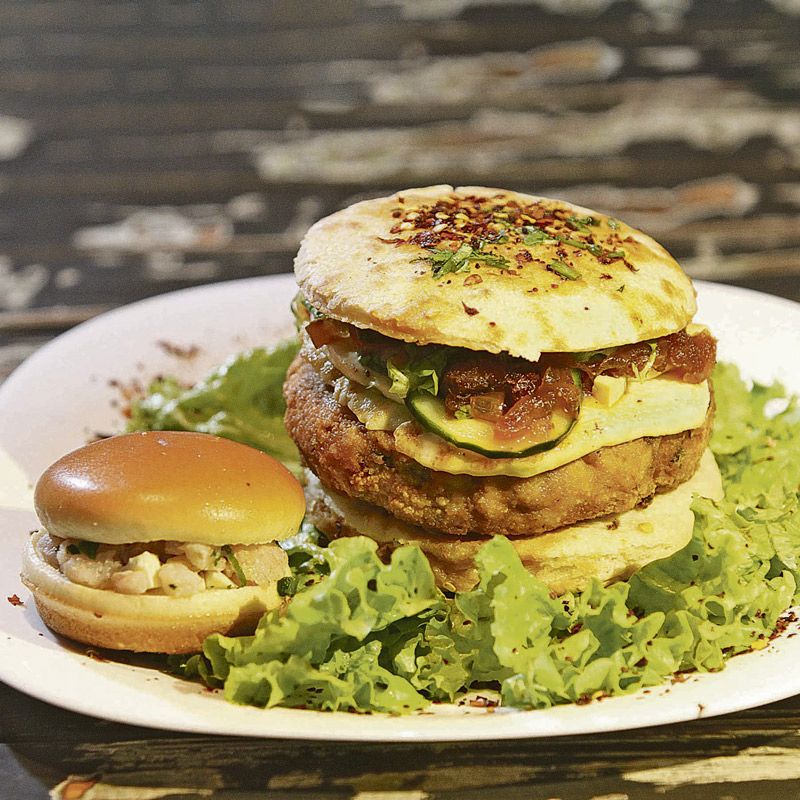 Miniburger e burger de camarão e siri com queijo branco e salada dentro do pão de frigideira feito na brasa (Foto: Beto Morais / AT)
