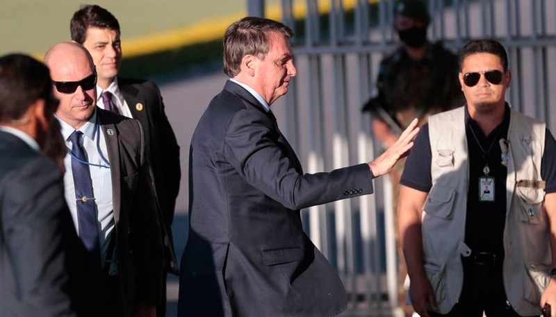 Bolsonaro cumprimenta eleitores (Foto: Marcello Casal Jr / Agência Brasil)