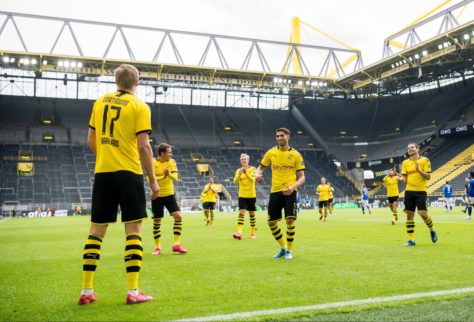 Borussia Dortmund venceu por 4 a 0 no retorno da Bundesliga (Foto: Reprodução/ Twitter @BVB)