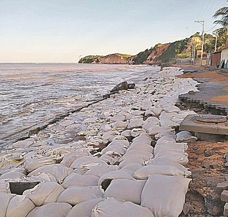 Mar avança em Nova Almeida, na Serra. (Foto: Valessandra Nascimento)