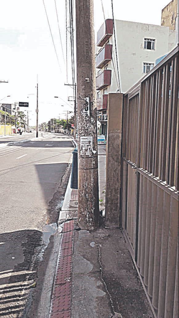 Poste na calçada em Jacaraípe, na Serra (Foto: Djalma Deodone Sacchetto)