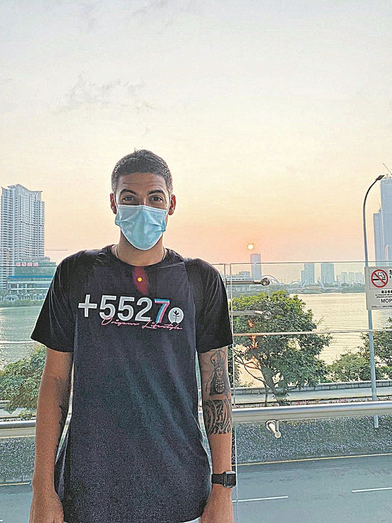 Bruno Farias, que joga futebol na China, contou que já voltou a treinar (Foto: Acervo pessoal)