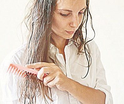 Os cabelos devem ser penteados, tanto antes quanto depois de serem lavados para evitar queda (Foto: Pinterest)