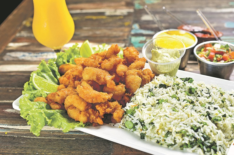 Caranguejo do Assis: camarão à milanesa com arroz de brócolis (Foto: Divulgação/Bruno Coelho)