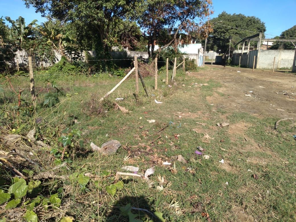 Testemunhas contaram que suspeitos em um carro e uma moto teriam levado o carpinteiro da frente da casa dele até o terreno baldio (Foto: Fábio Nunes/ AT/ 22/05/2020)