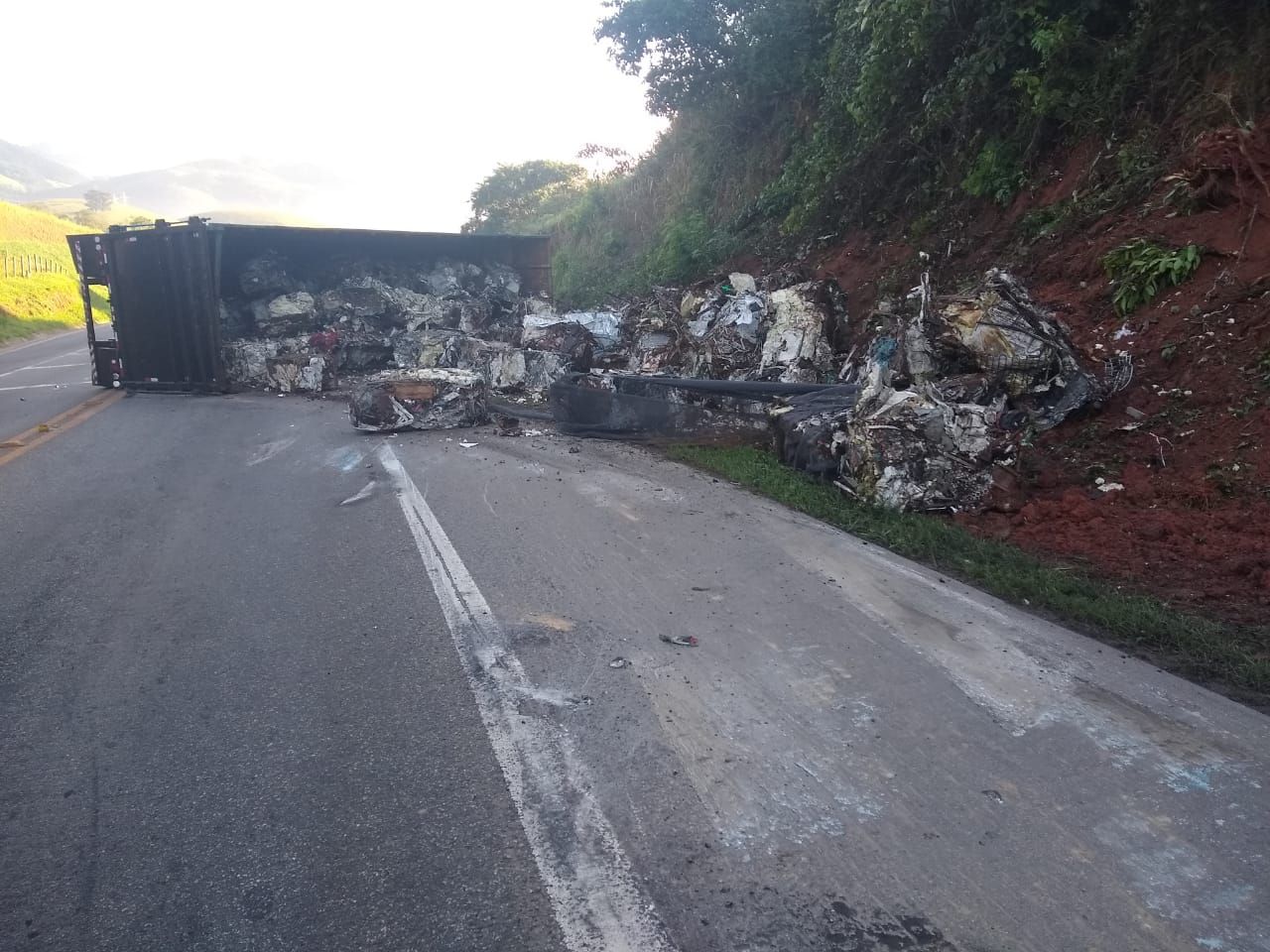 Segundo testemunhas, a carreta seguia no sentido Cachoeiro de Itapemirim x Vitória (Foto: Mauro Lemos de Deus)