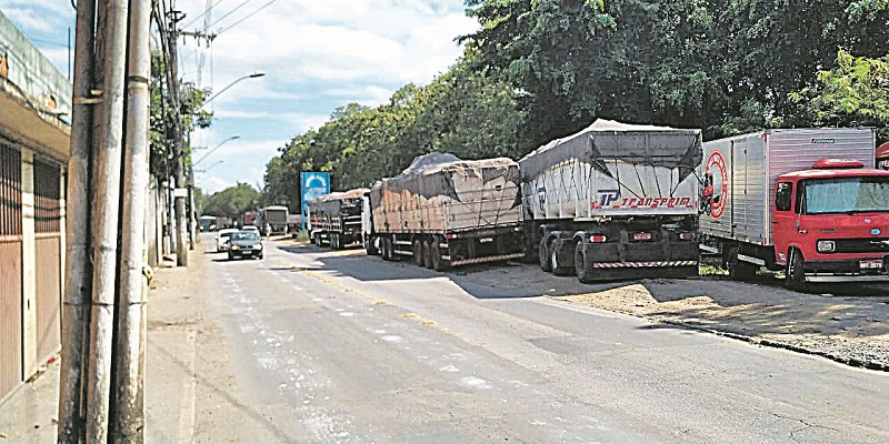 Carretas param em fila dupla na rua Leopoldina, em Jardim América, Cariacica. (Foto: José Carlos Gonçalves do Nascimento)