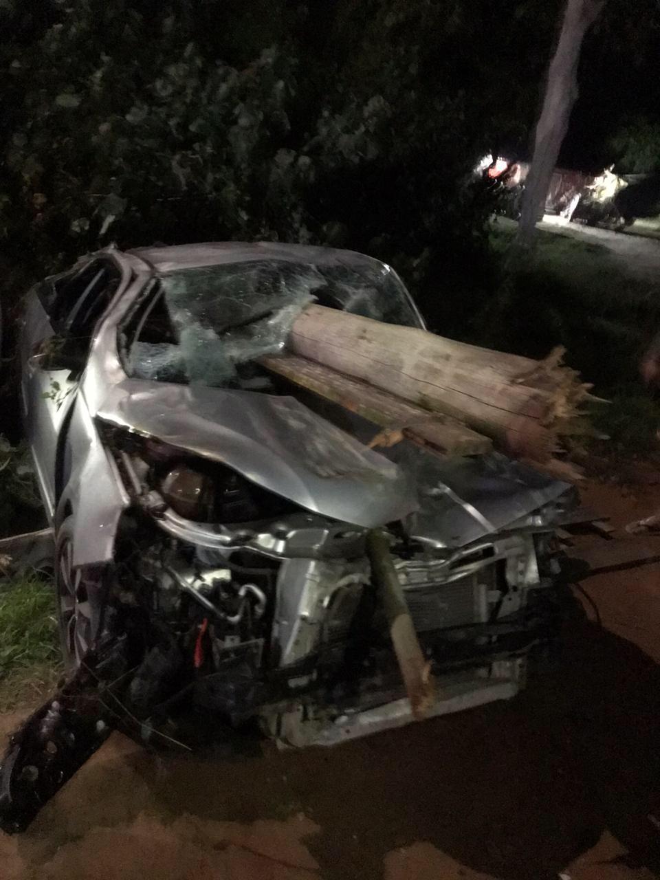 Carro onde estavam os jovens (Foto: Leitor / WhatsApp)
