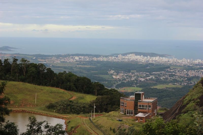 A casa fica em um dos pontos mais altos de Guarapari (Foto: Alexander Faria)