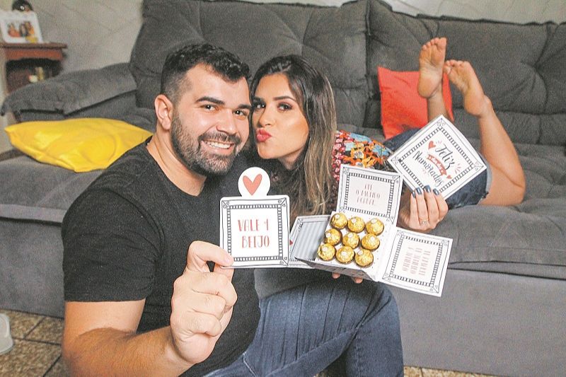 Marcos e Karoline: há 10 anos o casal troca presentes no Dia dos Namorados (Foto: Beto Morais/AT)
