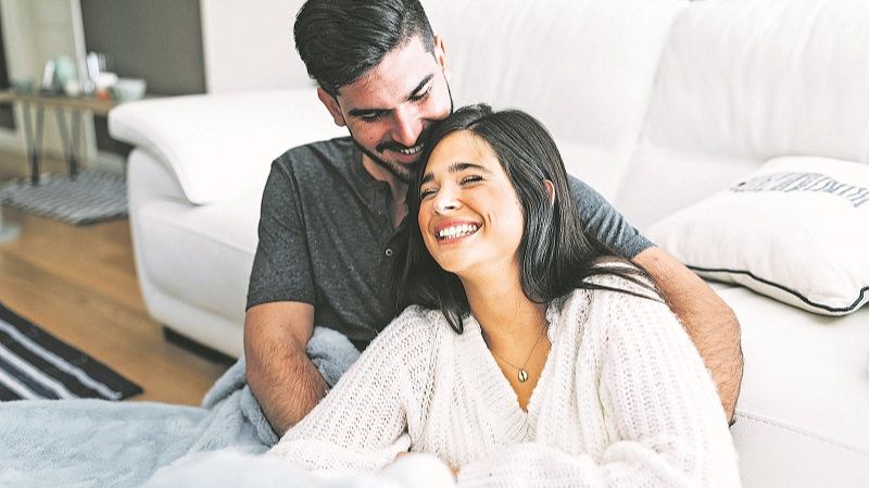 Casal aproveita tempo livre durante o isolamento social para reviver os momentos da época de namoro. (Foto: Freepik)
