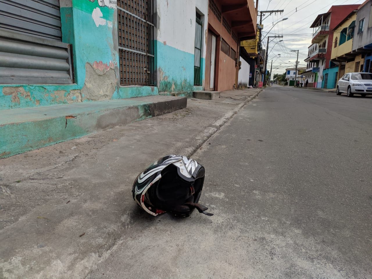 Capacete usado por uma das vítimas ainda estava na rua Paraju (Foto: Júlia Afonso)