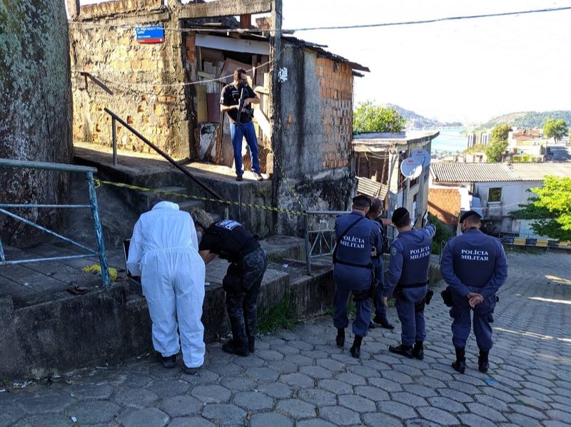 Casal morto a tiros no Morro do Cruzamento, em Vitória. (Foto: Júlia Afonso)