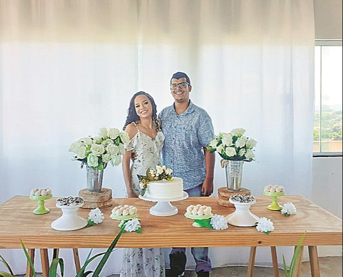 Os noivos Ester Dutra e Leonan Martins no dia do “sim”: cerimônia online (Foto: Divulgação)