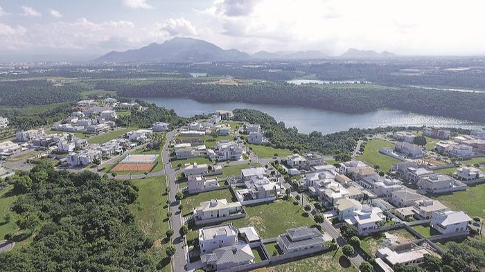 Boulevard lagoa  Residence & Resort,  na Serra, oferece locais arborizados, jardins, deque em lagoa, área de preservação, entre outros espaços que os moradores podem usar para passar o período de quarentena (Foto: Cristal empreendimentos )