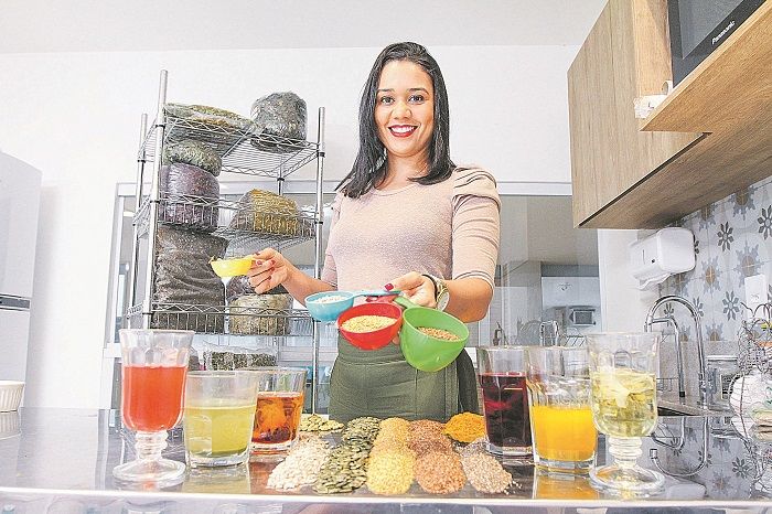 A Nutricionista Gabriela Rebello afirmou que o chá de romã possui funções antivirais e antitumorais (Foto: Beto Morais/AT)