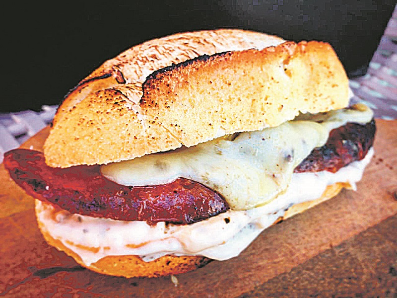 Alcides: choripan com queijo e maionese de chimichurri  (Foto: Divulgação/Alcides)