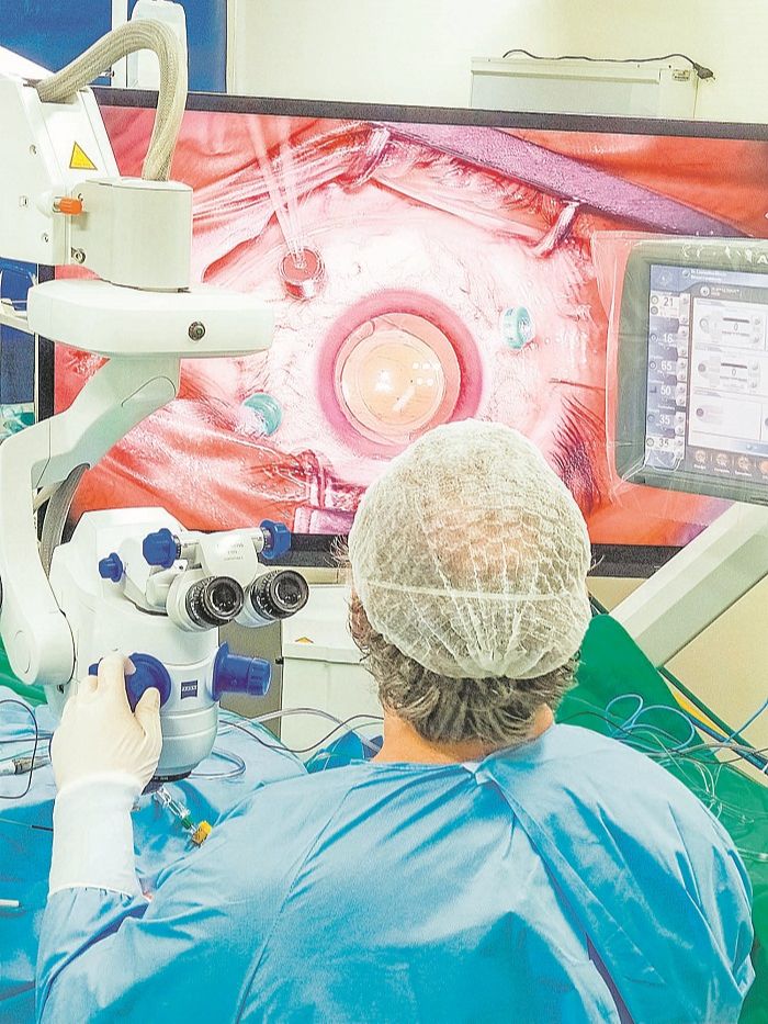 Laurentino Biccas Neto usa o equipamento alemão durante cirurgia (Foto: Divulgação)