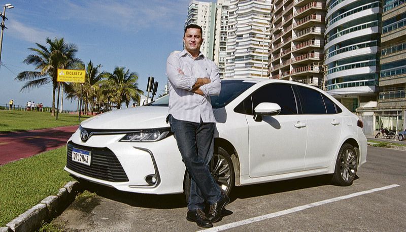 O comerciante Carlos Raniery Rangel, de 44 anos, é um verdadeiro fã da Toyota e do seu sedã líder de mercado. O modelo 2020, que representa a 12ª geração,  é o sexto Corolla adquirido por ele e Carlos garante que está ainda mais satisfeito com o carro.   “O novo Corolla veio realmente para inovar. Este é o sexto modelo que possuo. Sou fã da marca e do carro e na minha opinião o 2020 é o melhor deles”, salientou. (Foto: Kadidja Fernandes / AT)