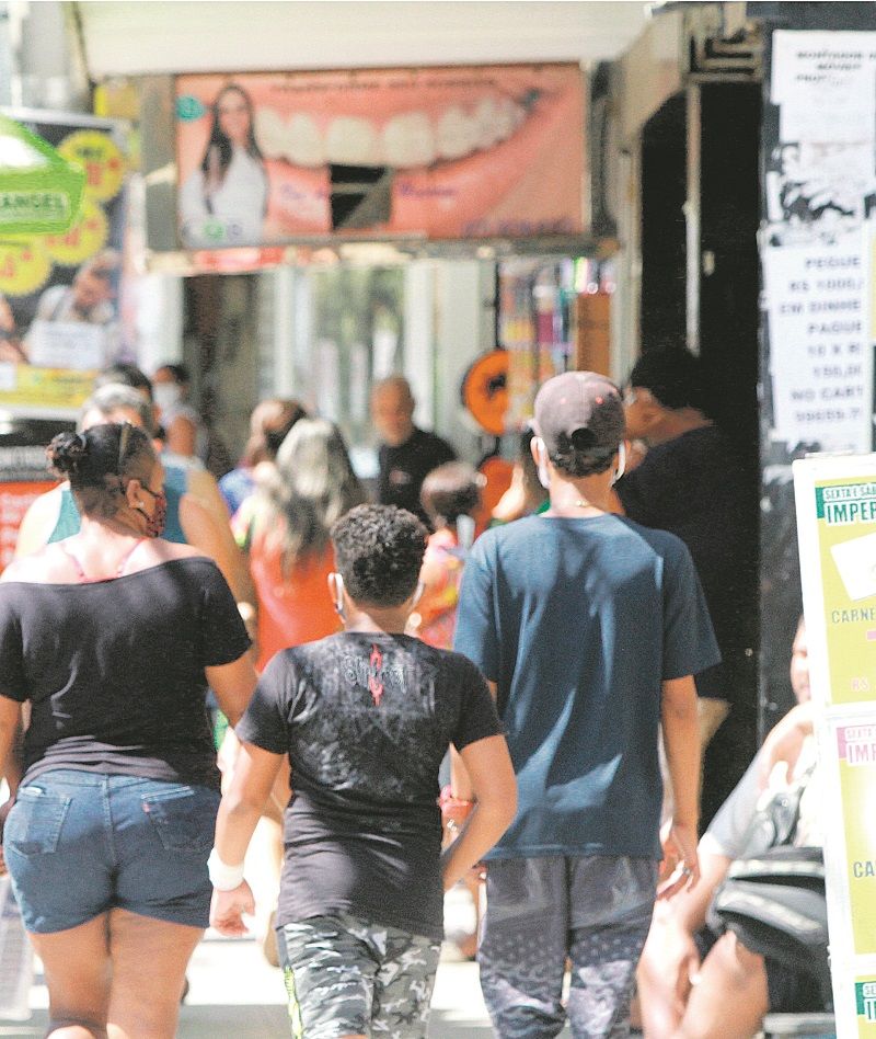 Movimento em comércio na avenida Expedito Garcia, em Cariacica (Foto: Kadidja Fernandes - 02/05/2020)