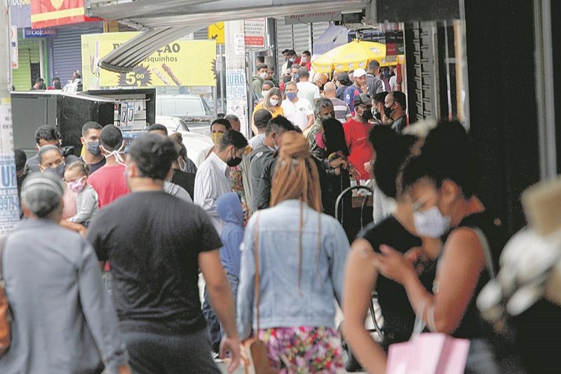 Movimento na Avenida Central de Laranjeiras, na Serra. (Foto: Leone Iglesias/AT)