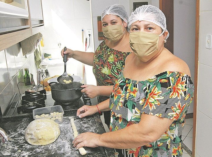 Renata Pitanga, de 51 anos, e a filha Fernanda Pitanga Costalonga, de 26, (Foto: Kadidja Fernandes/AT)
