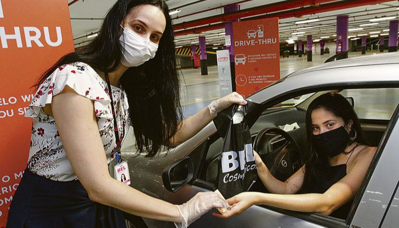 Melina Affonso afirma que o sistema drive-thru é uma boa saída: “Não é o movimento como antes, mas dá para sobreviver. E vamos continuar!” (Foto: Leone Iglesias / AT)
