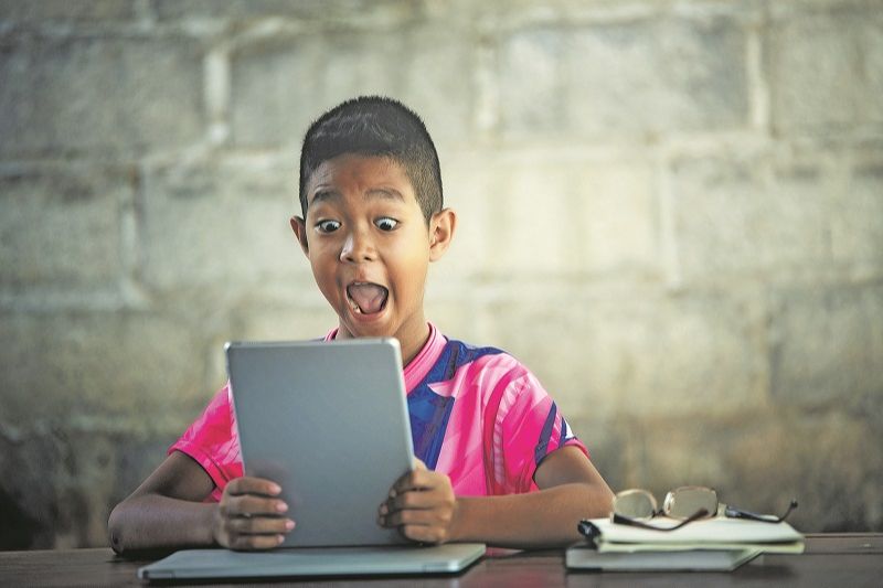 Criança se distrai com vídeos nos canais do YouTube durante tempo livre: tarefas e aprendizado na quarentena. (Foto: jcomp/freepik)