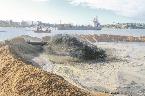 Máquinas estão em atividade para fazer o engordamento da faixa de areia da Curva da Jurema, em Vitória (Foto: Leone Iglesias/AT)