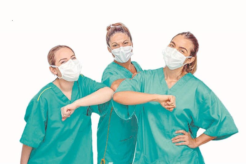 Técnicas de Enfermagem Maria Júlia e Maria Vicência com a enfermeira Tamara: trabalho em equipe no hospital (Foto: Divulgação)