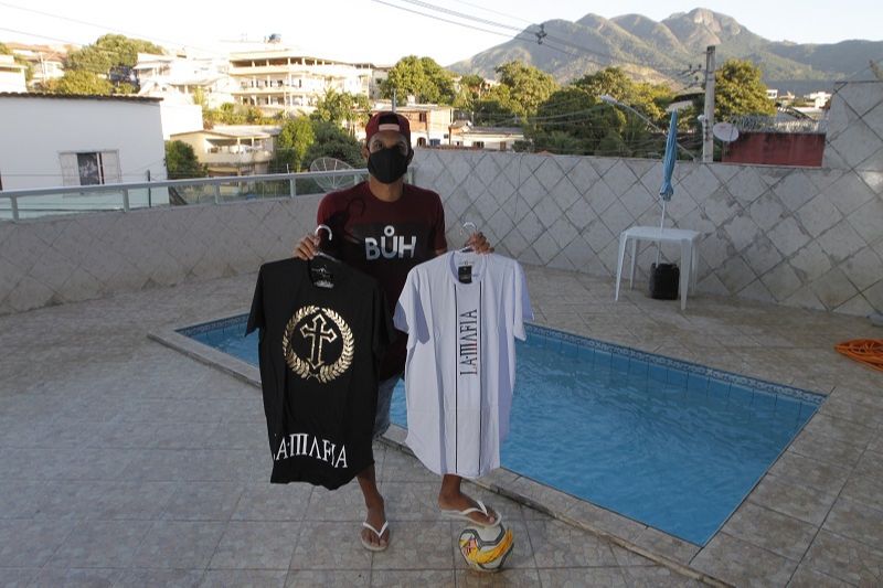 O atacante Diego Alves, que jogou o Capixabão pelo Serra, está vendendo roupa nesta pandemia (Foto: Fábio Nunes/AT)