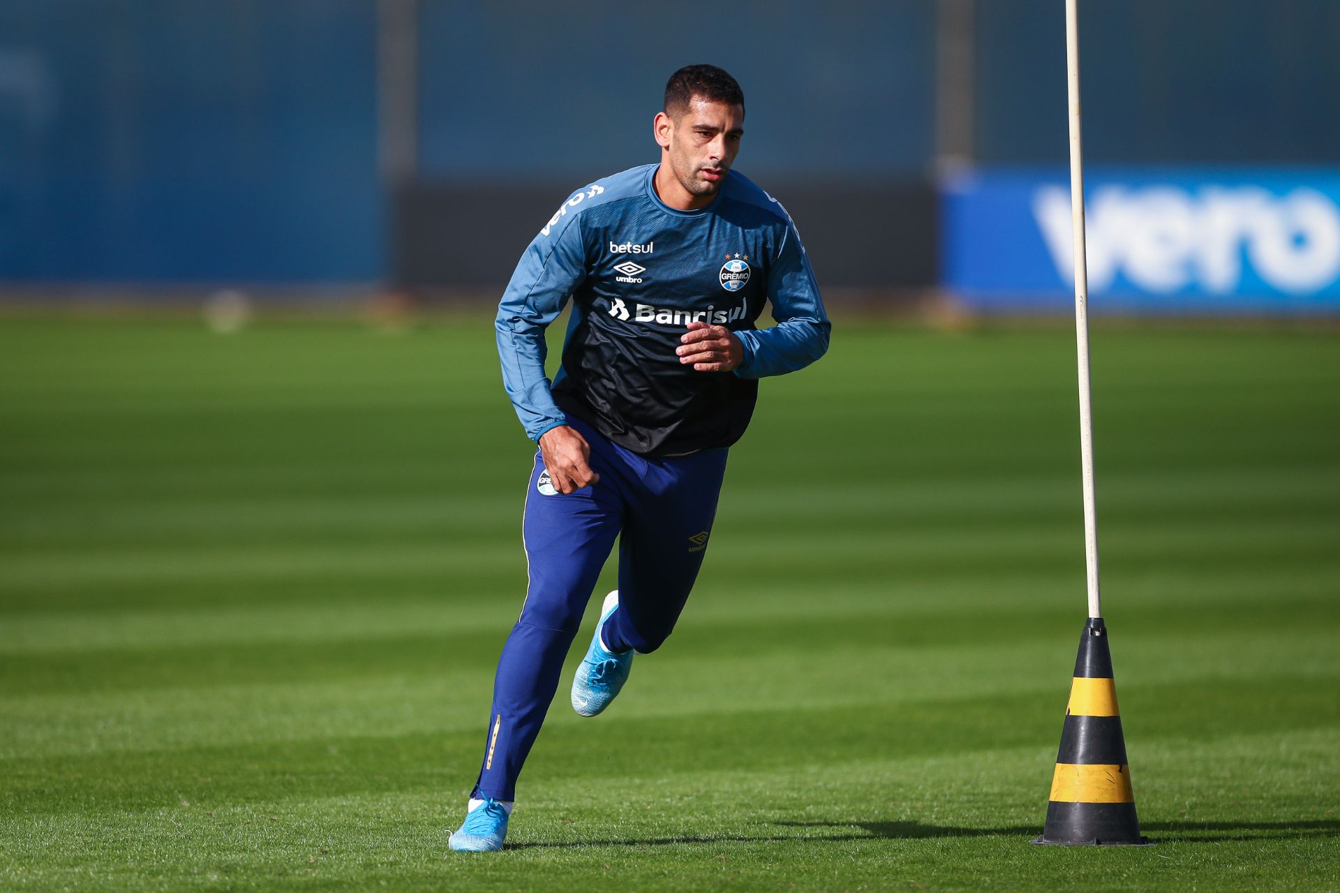 Diego Souza decidiu aos 44 minutos do primeiro tempo em duelo que contou com a volta dos veteranos Fred, no Flu, e Thiago Neves, no Grêmio. (Foto: LUCAS UEBEL/GREMIO FBPA)