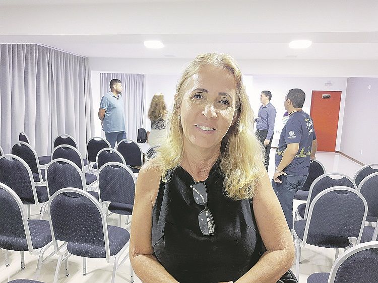 A empresária Adriana Pereira relata que teve um prejuízo enorme em sua pousada, que fica em Guarapari (Foto: Roberta Bourguignon/AT)