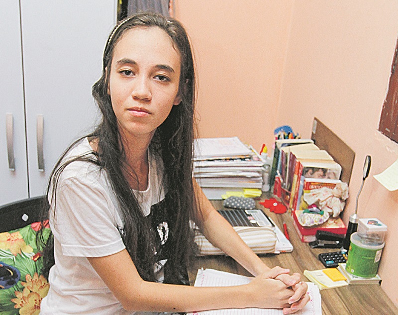 Esther Rosindo da Silva, de 17 anos, disse que vai ser impossível aprender todo o conteúdo do 3º ano. (Foto: Fábio Nunes/AT)