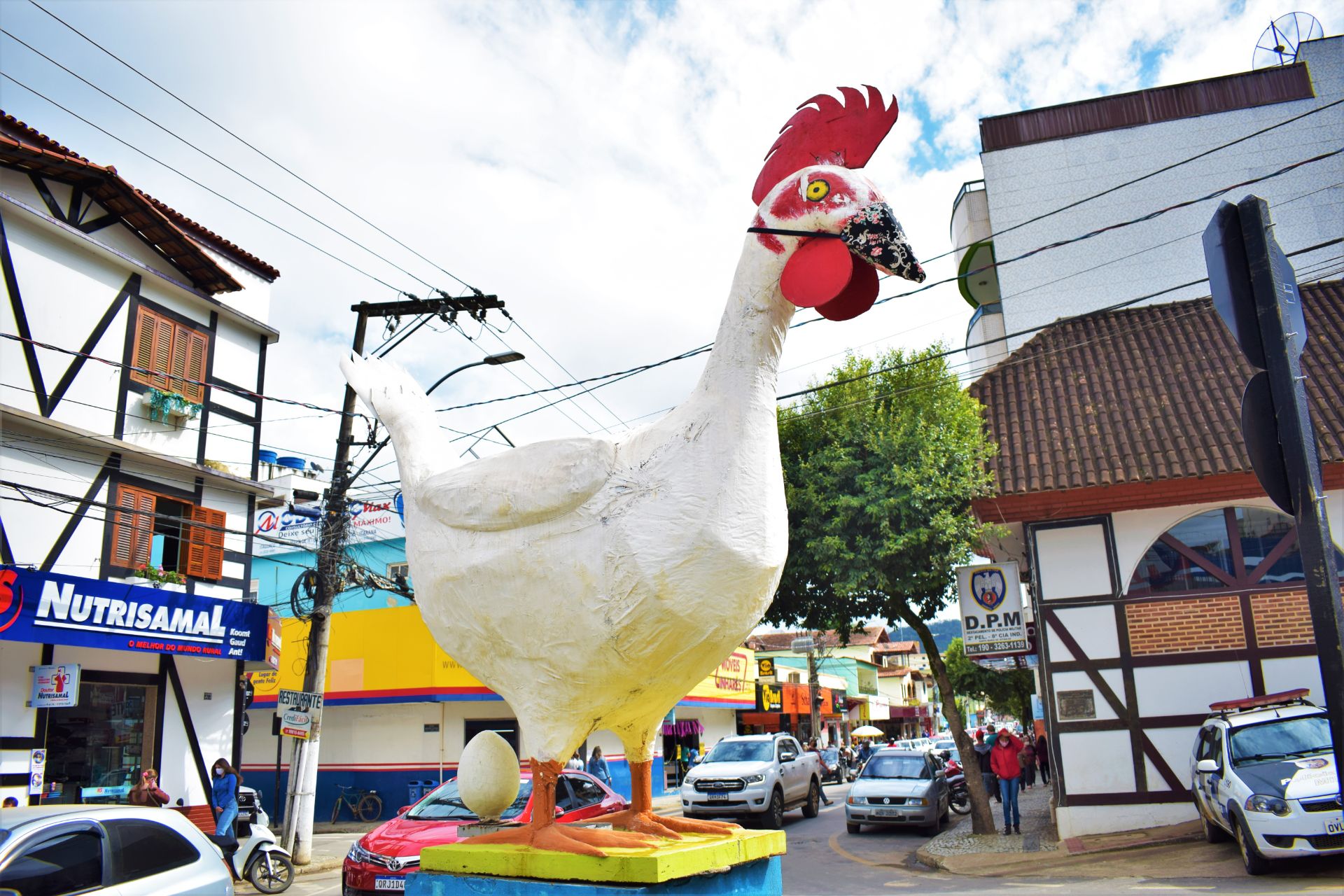 A estátua de galinha localizada no centro de Santa Maria de Jetibá veste uma máscara floral. (Foto: Luiz Gustavo Miertschink)