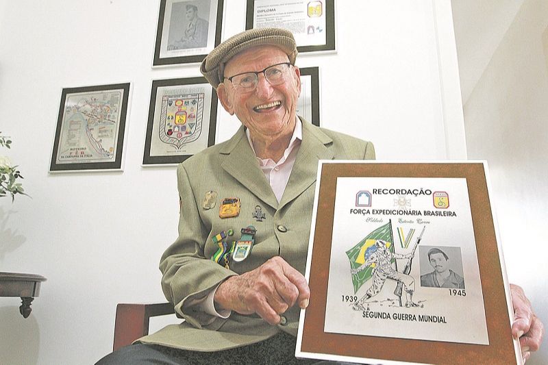 Estevão Covre, de 98 anos, tem a audição falha e já não consegue conectar muito bem as ideias, mas se lembra bem dos momentos que viveu.na guerra (Foto: Kadidja Fernandes/at)