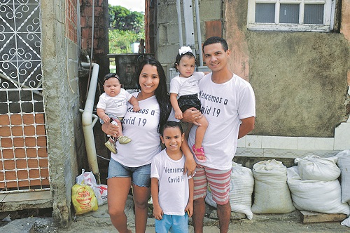 Stefania e Jolean com os filhos: os cinco ficaram mais de 20 dias em casa, enquanto se recuperavam da doença (Foto: Clóvis Rangel/ Divulgação)