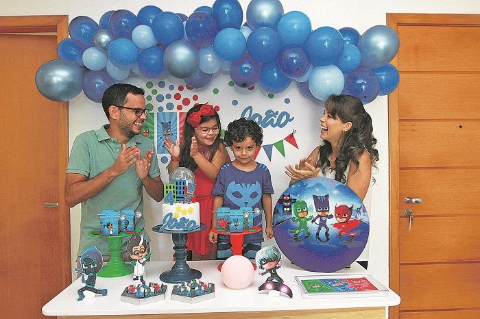 Marcus, Luciana e os filhos João e Açucena comemoram em casa o aniversário do caçula da família (Foto: Kadidja Fernandes/AT)