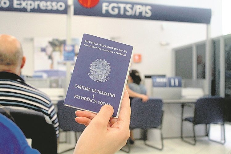 Carteira de trabalho no setor de FGTS: saque permitido tanto para valores em contas ativas quanto em inativas (Foto: Divulgação)