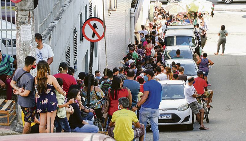 Fila para ser atendido em agência da Caixa: mães menores e pais solteiros devem entrar no grupo de beneficiados (Foto: Leone Iglesias / AT — 04/05/2020)