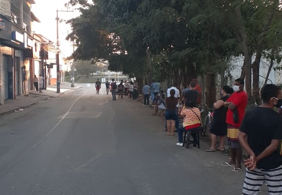 Na agência de Laranjeiras, a fila já estava dando volta no quarteirão antes mesmo do banco abrir. (Foto: Internauta)