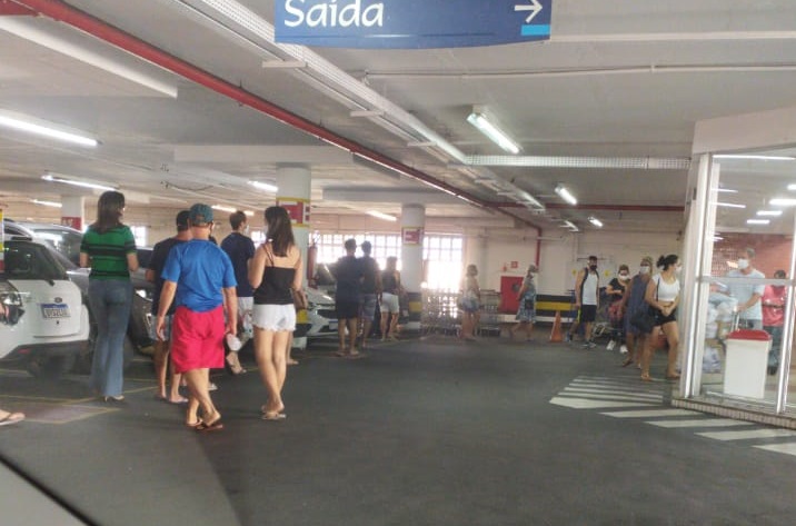 Fila no Carone de Jardim Camburi (Foto: Internauta)
