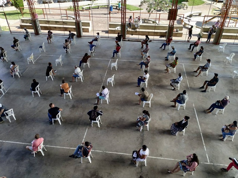 Moradores de Santa Teresa aguardam para sacar auxílio emergencial na Caixa Econômica. (Foto: Divulgação/Facebook)