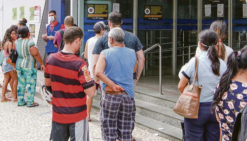 Fila diante de agência da Caixa (Foto: Leone Iglesias / AT — 09/04/2020)